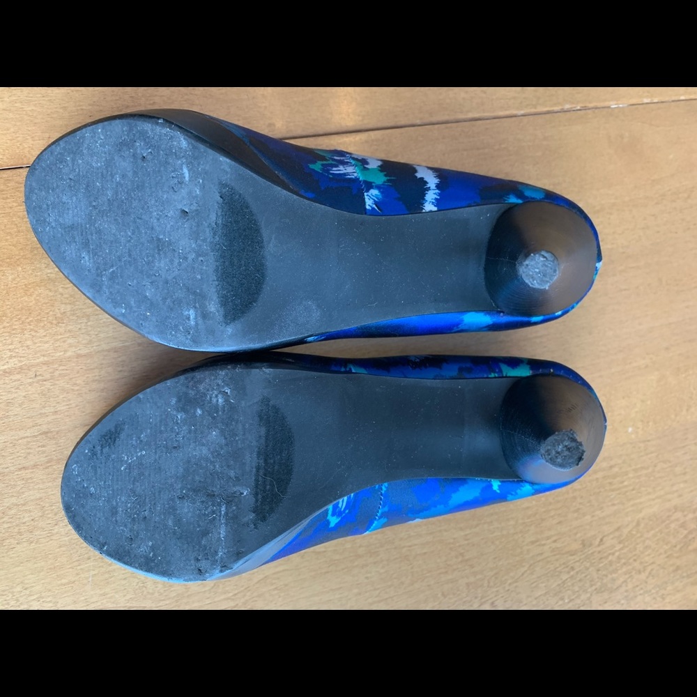 LOVELY 💙💚 Style & Co. Blue/Green/White Abstract Satin High Heels/Pumps 6-6.5! - Picture 15 of 16